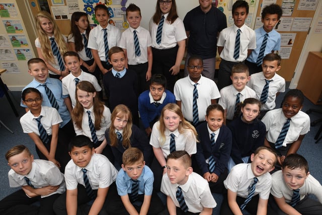Y615 Year 6 leavers at Leighton primary school. Mr Corley's class EMN-150907-231716009