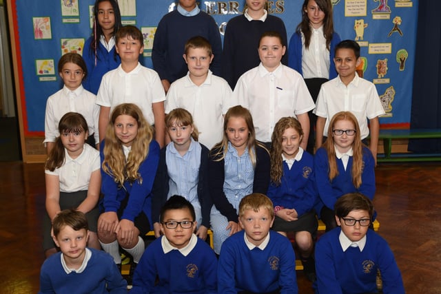 Y615  year 6 leavers Paston Ridings primary school Miss Chapman's class EMN-150907-231740009