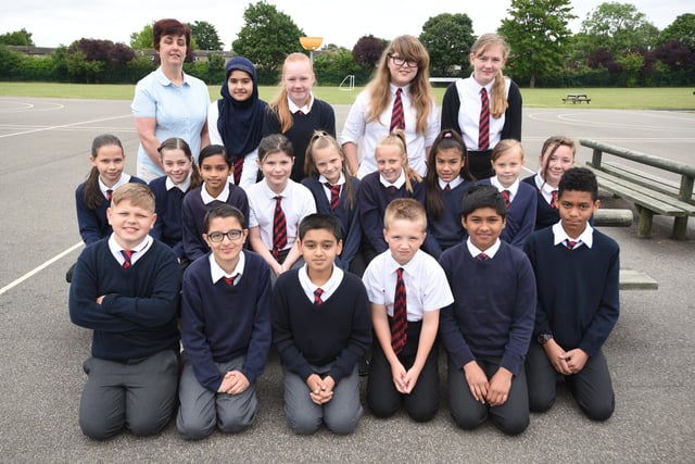 Y615 Year 6 leavers at Highlees primary school (Mrs Speechley's class) EMN-150907-232522009