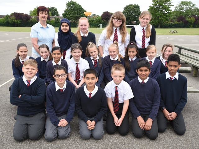 Y615 Year 6 leavers at Highlees primary school (Mrs Speechley's class) EMN-150907-232522009