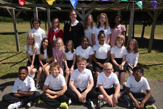 Y615 Year 6 leavers at  Middleton Primary school Mrs Rodgers class EMN-150907-235838009
