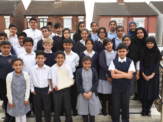 Y615  Year 6 leavers at Gladstone Primary school EMN-150907-235432009