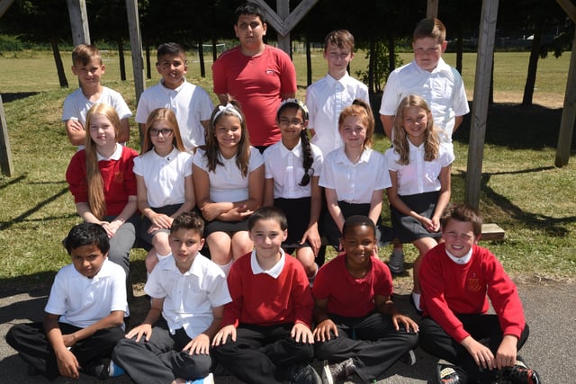 Y615 Year 6 leavers at  Middleton Primary school Mr Macaleese class EMN-150907-235825009