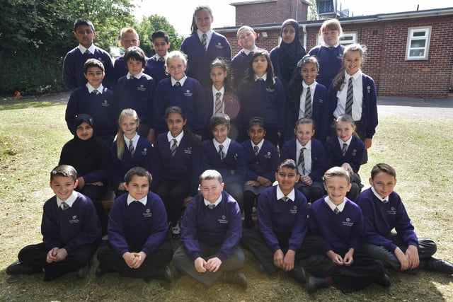 Y615 Year 6 leavers at Dogsthorpe Academy Mrs Jordan's class EMN-150907-233707009