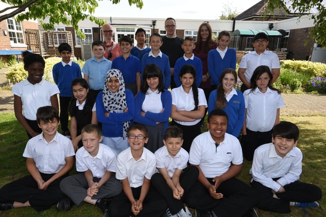 Y615 Year 6 leavers at Abbotsmede primary school. Mr Davey's class with Miss Pemberton and Ms Henderson. EMN-150907-233740009