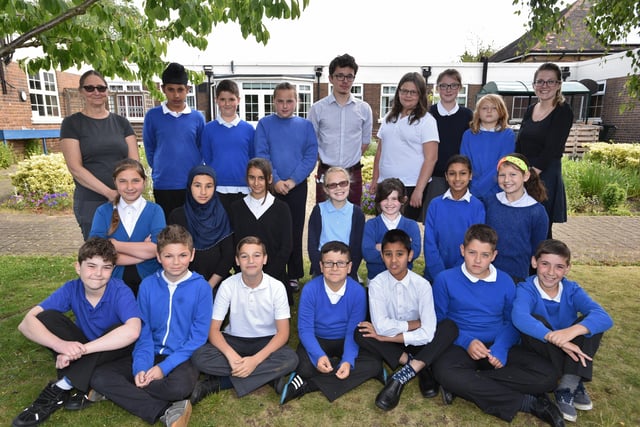 Y615 Year 6 leavers at Abbotsmede primary school.  Miss Etchell's class with Mr Key and Miss Lack EMN-150907-233806009