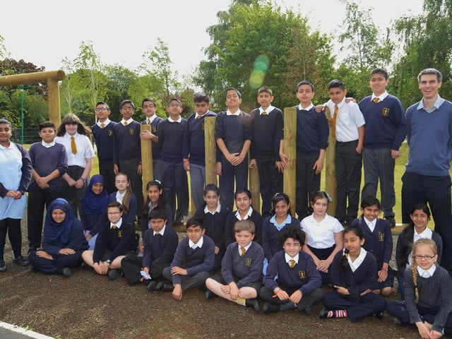 Y615  All Saints C Of E Primary school Year 6 leavers Mr Street's class EMN-150907-233938009