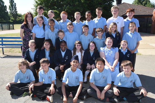 Y615  year 6 leavers at Eyrescroft primary school Mrs Panton's class EMN-150307-154235009