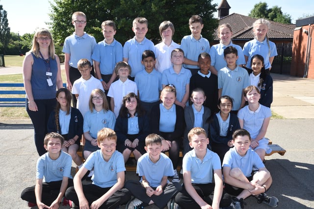Y615  year 6 leavers at Eyrescroft primary school Miss Remnant's class EMN-150307-154405009