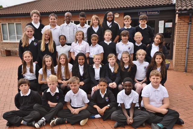 Y615 Year 6 leavers at Parnwell primary School EMN-150907-234727009