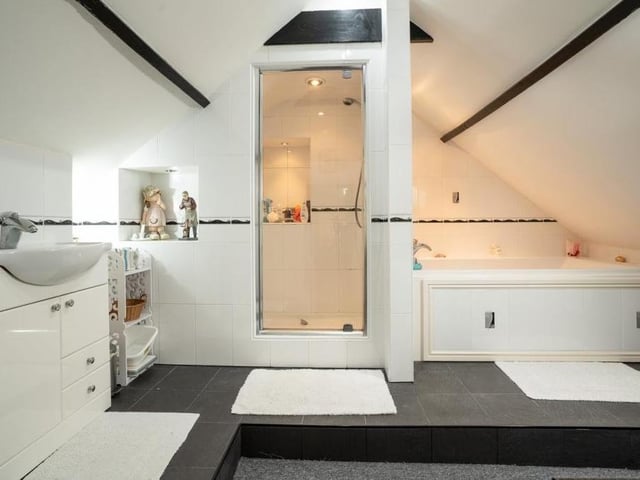 Further en suite facilites.