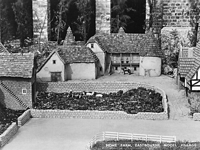 Eastbourne Model Village was built by Benjamin White and was a tourist attraction at the Redoubt Fortress from 1954 to 1975. SUS-220802-101212001