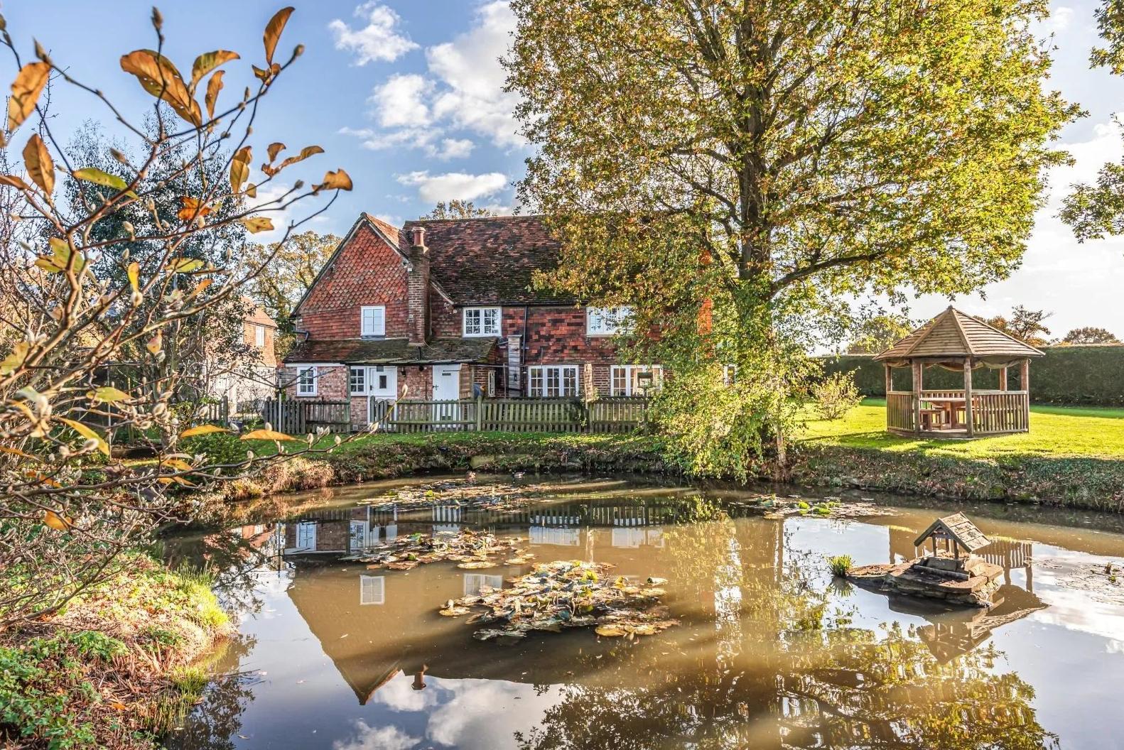 Dowlands Lane, Smallfield, Horley SUS-220215-071857001