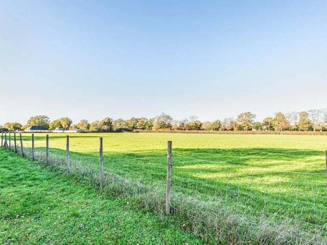 Dowlands Lane, Smallfield, Horley SUS-220215-071424001