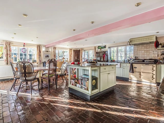 Dowlands Lane, Smallfield, Horley SUS-220215-071837001