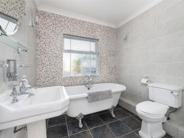Rose Cottage bathroom.