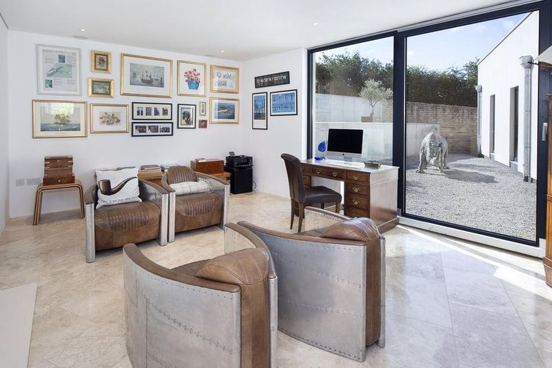 The Glass House, Chilton Road, Long Crendon, Aylesbury. Photos: Zoopla