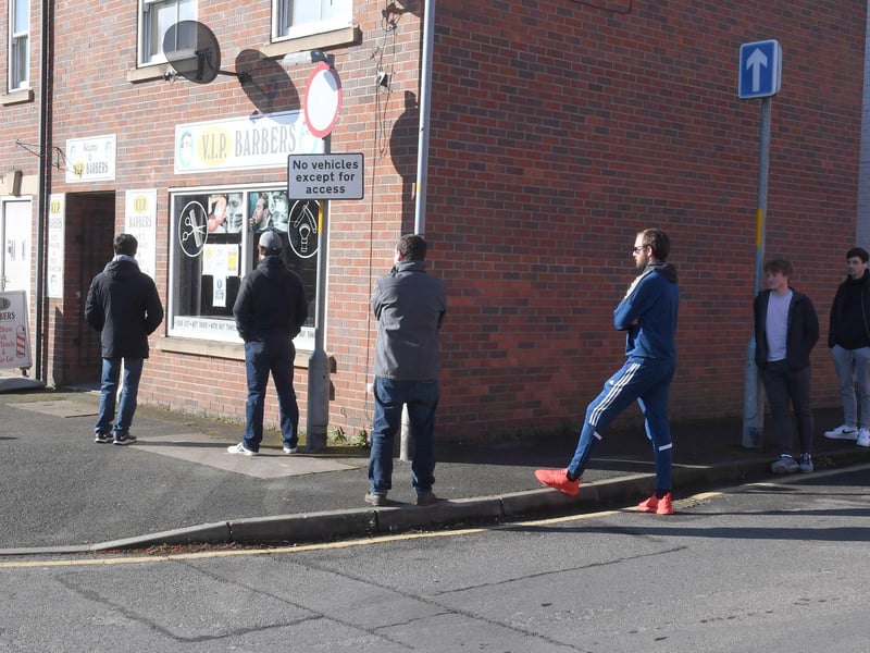 Queues at one of the barbers in Sleaford on Monday morning. EMN-211204-175516001