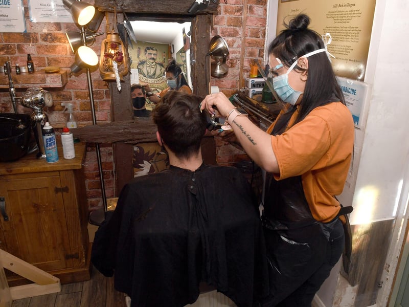 Jimmy Bakers. Grace Sheppard cutting Johann Sponneck's hair EMN-211204-175527001