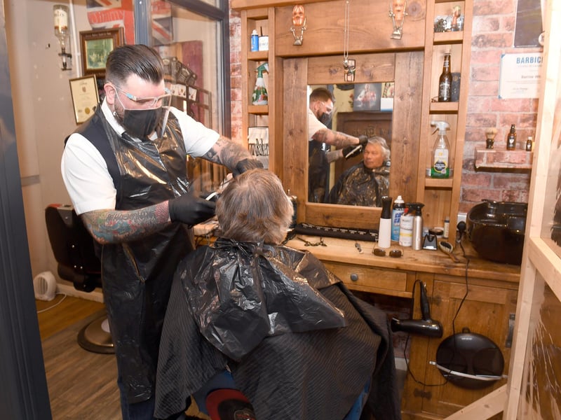 Jimmy Bakers. Bernie White cutting Rodney Maddison's hair. EMN-211204-175600001
