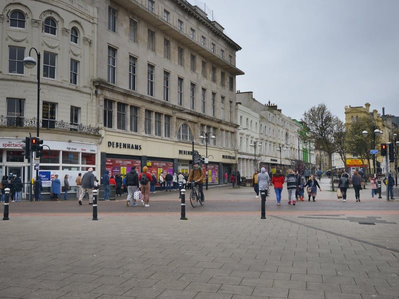 The easing of lockdown in Hastings town centre on April 12 2021 SUS-211204-150700001