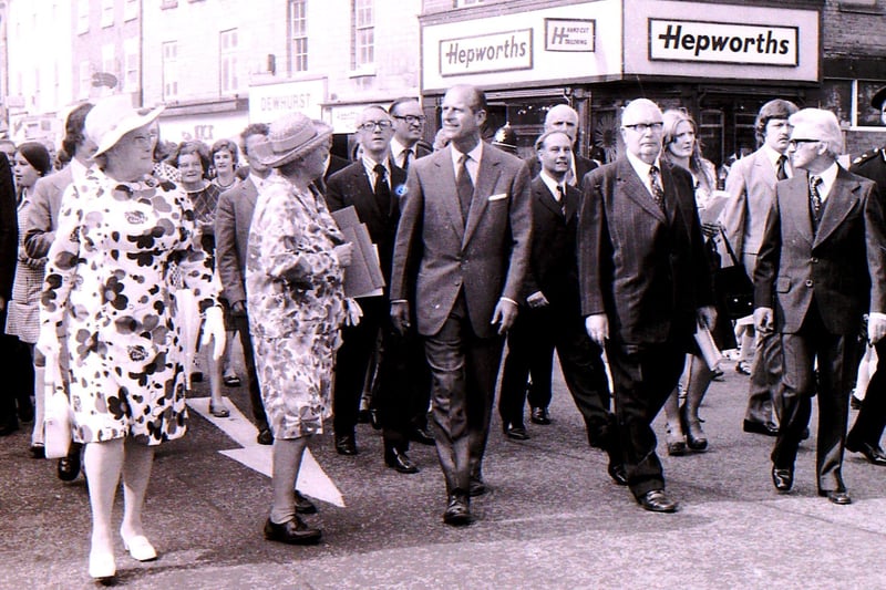 Prince Philip on his tour of Sleaford in 1975, at the corner of Handley Street and Southgate. EMN-211204-152334001