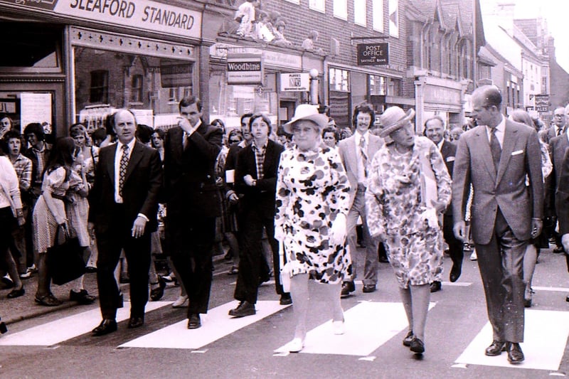 Passing the Sleaford Standard office on Southgate. Prince Philip on his tour of Sleaford in 1975. EMN-211204-152356001