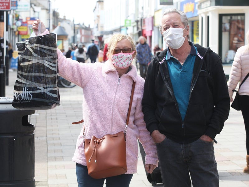 DM21040195a.jpg. Worthing shops reopen after covid lockdown eases. Bob and Sue Abbott. Photo by Derek Martin Photography. SUS-211204-203824008