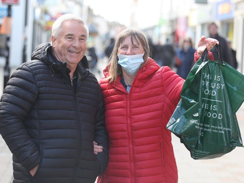 DM21040198a.jpg. Worthing shops reopen after covid lockdown eases. Jenny and Doug Braidwood. Photo by Derek Martin Photography. SUS-211204-203834008