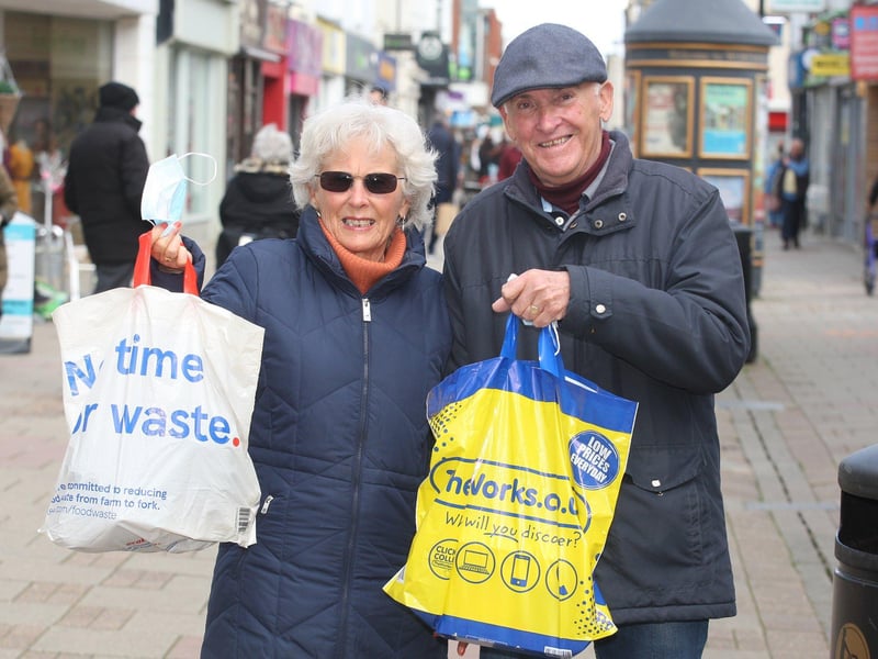 DM21040200a.jpg. Worthing shops reopen after covid lockdown eases. Lorraine and Mel Ewer. Photo by Derek Martin Photography. SUS-211204-203844008