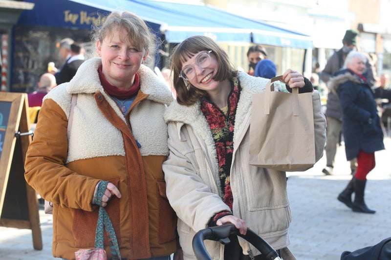 DM21040221a.jpg. Shoreham shops reopen after covid lockdown eases. Gaynor Newnham, left and Roszi Howard. Photo by Derek Martin Photography. SUS-211204-203640008