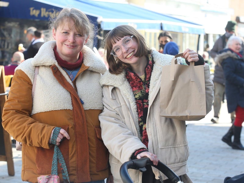 DM21040221a.jpg. Shoreham shops reopen after covid lockdown eases. Gaynor Newnham, left and Roszi Howard. Photo by Derek Martin Photography. SUS-211204-203640008