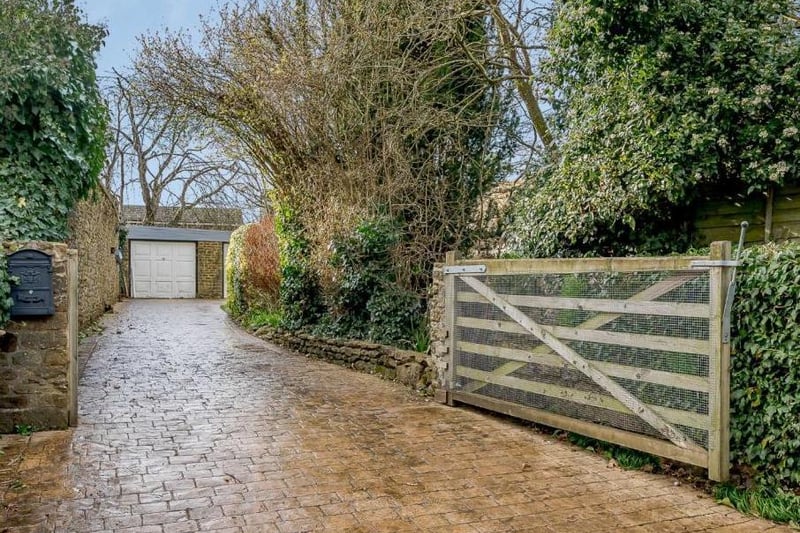 Driveway at Brasenose Cottage in Middleton Cheney (Image from Rightmove)