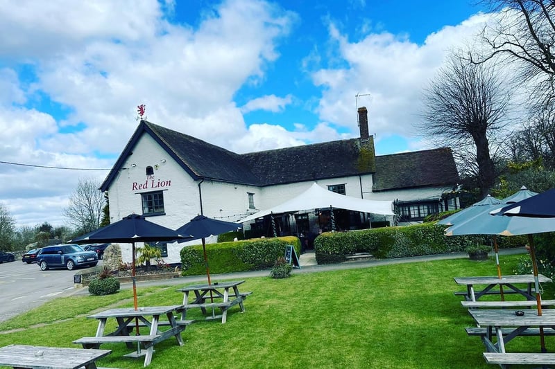 The Red Lion in Brafield has a huge outdoor are that seats over 150 people. They have a covered and heated area set up specially for those dining outdoors but demand for those are high so it is recommended to book them before your visit. They also have two grass areas containing benches and parasols for walk-ins.