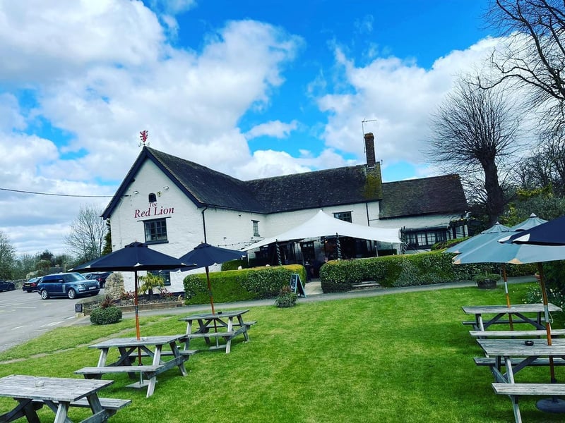 The Red Lion in Brafield has a huge outdoor are that seats over 150 people. They have a covered and heated area set up specially for those dining outdoors but demand for those are high so it is recommended to book them before your visit. They also have two grass areas containing benches and parasols for walk-ins.
