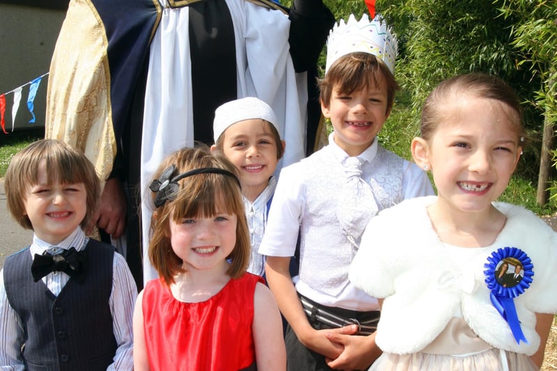 HOR 280411 Royal Wedding Breakfast at Trafalgar Community Infant School. Rev David Bouskill with some of the children. photo by derek martin ENGSNL00120110428174631