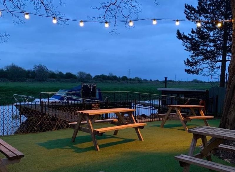 The Woolpack at Stanground, down by the river