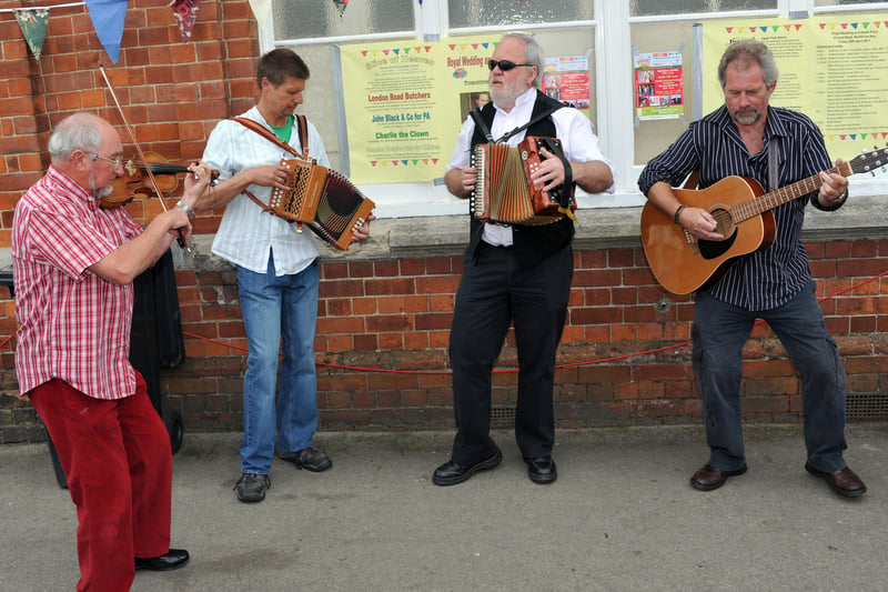 Royal Wedding Street Party, Victoria Road, Bexhill.  Jiggit folk band.  Photo by Steve Hunnisett.