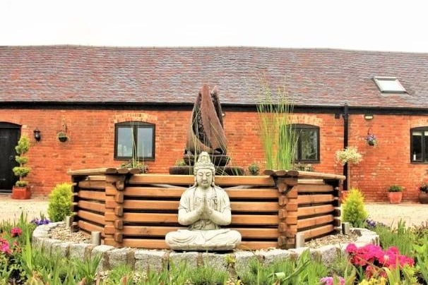 Swallow Barn on Berryfields Gated Road, Aylesbury. Photos: Zoopla