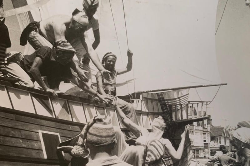 Pirates being attacked Eastbourne carnival 1961 SUS-211105-163635001