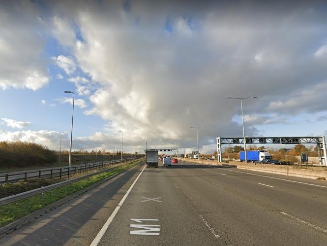 Speed Limit: 70mph.
HADECS speed camera sited on M1 southbound shortly after junction to Hemel Hempstead where the A414 runs parallel to M1.