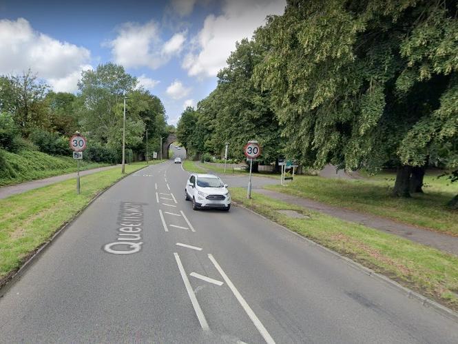 Westbound, towards Hemel Hempstead, and Eastbound.
Speed Limit: 30mph.
The speed camera is pointing downhill towards the town centre. There is also a camera on the way out of town.