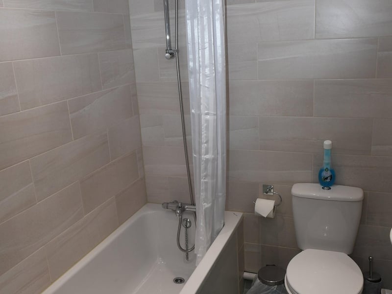 The Ivy opens in Sleaford. Bathroom of one of the rooms to rent. EMN-210528-093311001
