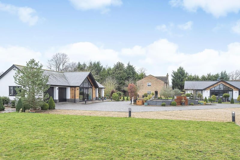 Amazing 5-bedroom house - plus a 5-bedroom bungalow - in Brook End, Hatch.