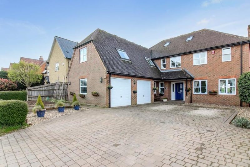 6-bedroom home with a balcony in Fildyke Road, Meppershall.