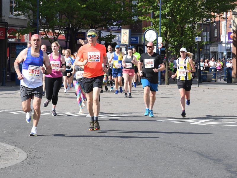 Half marathon runners EMN-210531-135535005