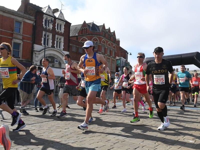 Half marathon runners EMN-210531-135658005