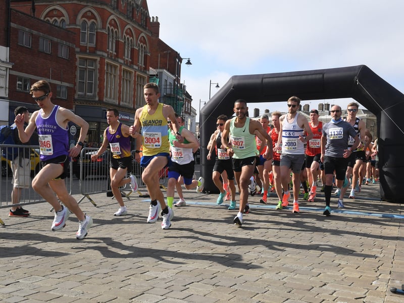Half marathon runners EMN-210531-135710005