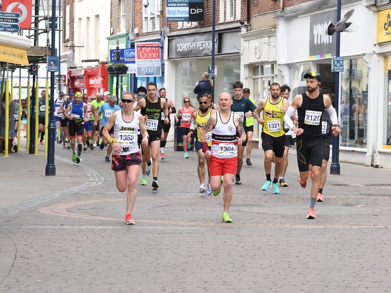 Marathon runners EMN-210531-135921005