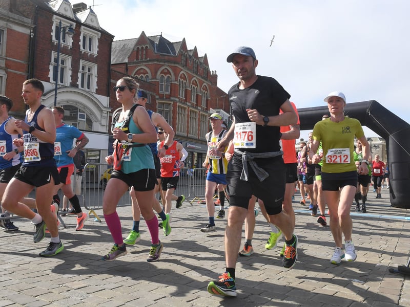 Half marathon runners EMN-210531-135646005